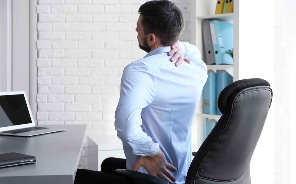 bolest zad při sezení